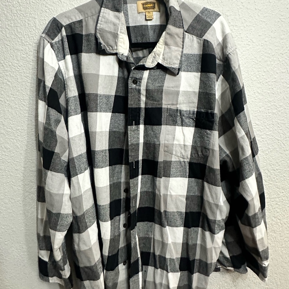 BLACK AND WHITE NEW FOUNDRY FANNEL SHIRT 2XL USED